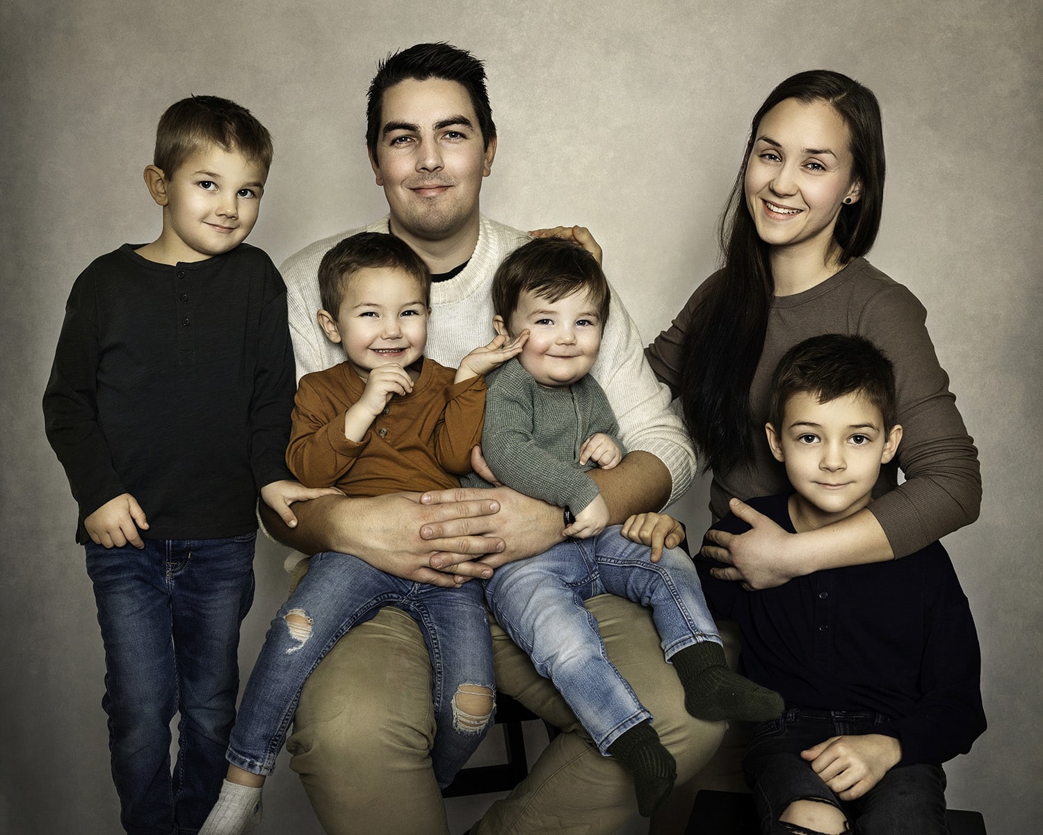 familie med fire gutter i foto studio i Lier