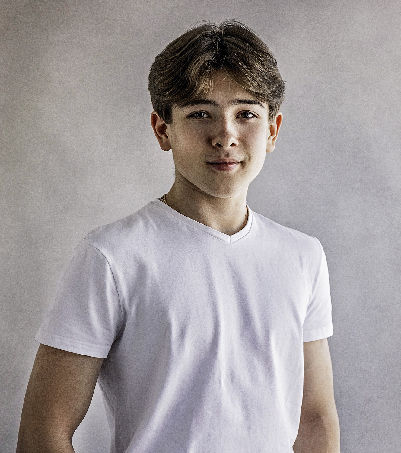 tenåringsgutt med brune øyne og i hvit t-skjorte